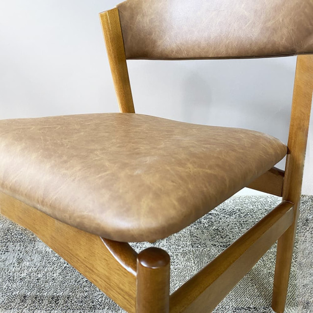Cadeira Isabella com Encosto Anatômico e Madeira Maciça - Cinamomo / Courissimo Caramelo