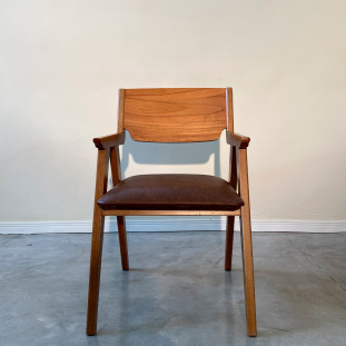 Cadeira Gaya em Madeira Maciça, Cor Cinamomo|Tecido Corano Caramelo