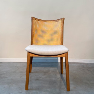 Cadeira Aurum 02 em Madeira Maciça com Encosto em Tela Rattan, Cor Amêndoa|Tecido 158